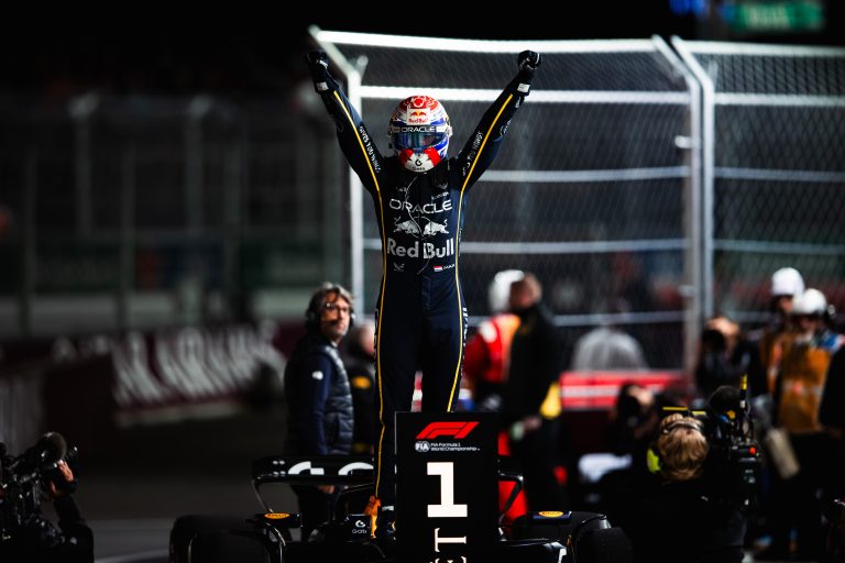 Verstappen domina a Las Vegas, Norris in agguato per il titolo