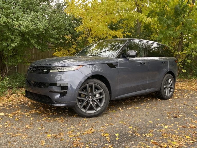 Range Rover Sport PHEV 2025: l’elettrico che ruggisce