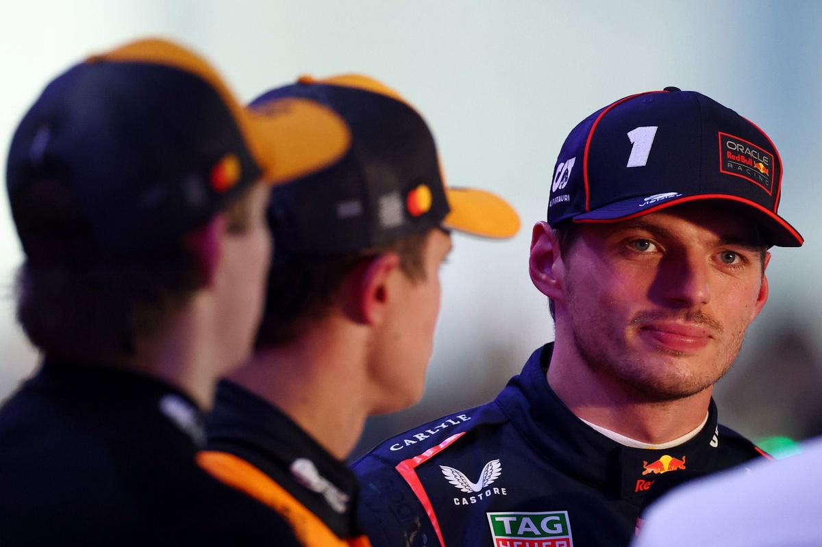 Il grande fracasso della prima curva al GP del Qatar: Piastri, Norris e Verstappen nella mischia