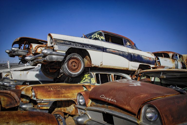 Tesori dimenticati: Packards, Studebakers e Hudsons in un’autodemolizione