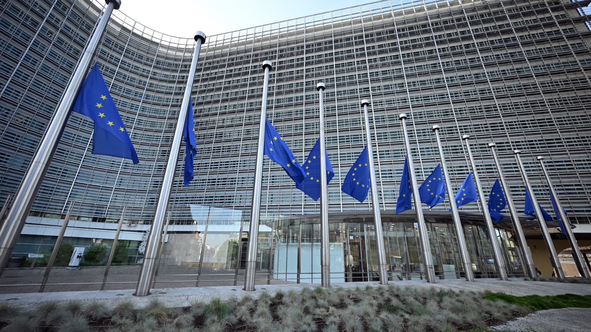 Bruxelles rivede le sue ambizioni: verso un rinvio del divieto delle auto termiche al 2040