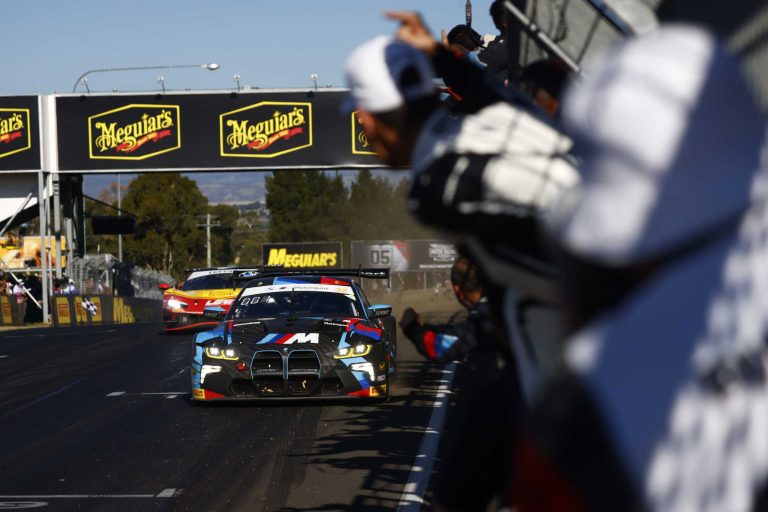 BMW M4 GT3 EVO: ritorno sul circuito di Bathurst per difendere il titolo