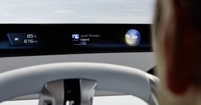 BMW iX3: L’Assistente Personale Intelligente Reinventa la Conversazione al Volante