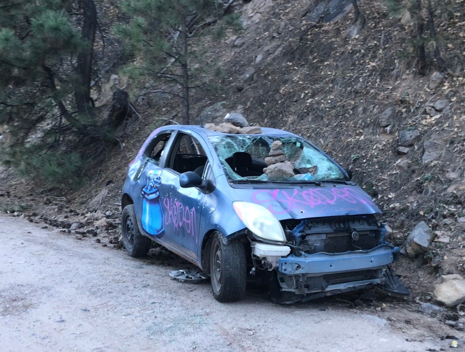 L'enigma della Toyota Yaris abbandonata lungo la strada