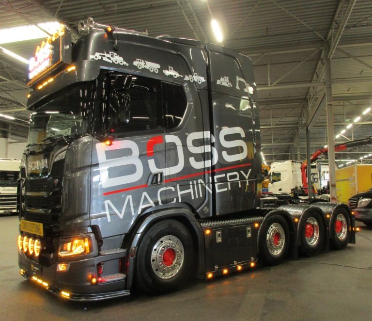 Scania 770S V8 : Il Mostro della Strada al Servizio di Boss Machinery