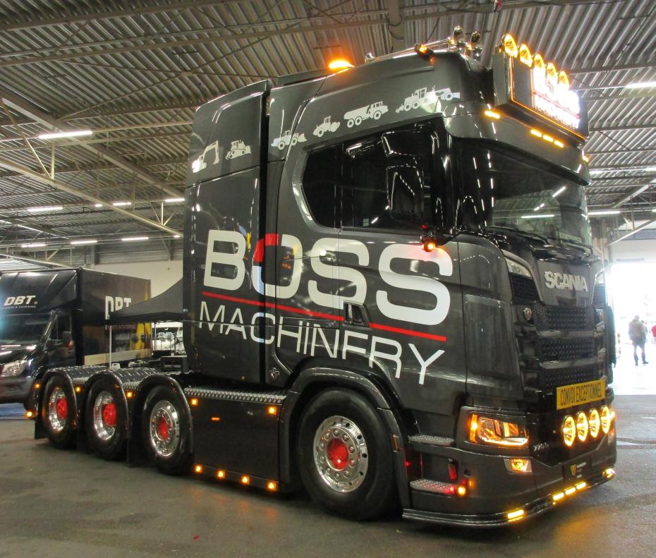 Scania 770S V8 : Il Mostro della Strada al Servizio di Boss Machinery