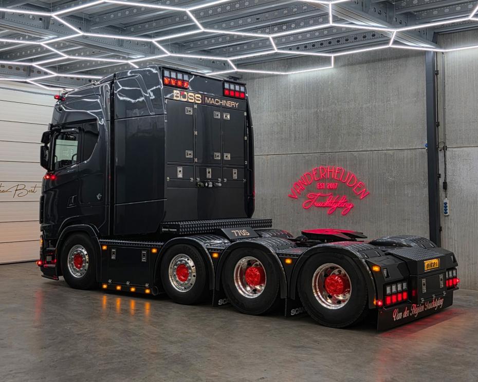 Scania 770S V8 : Il Mostro della Strada al Servizio di Boss Machinery