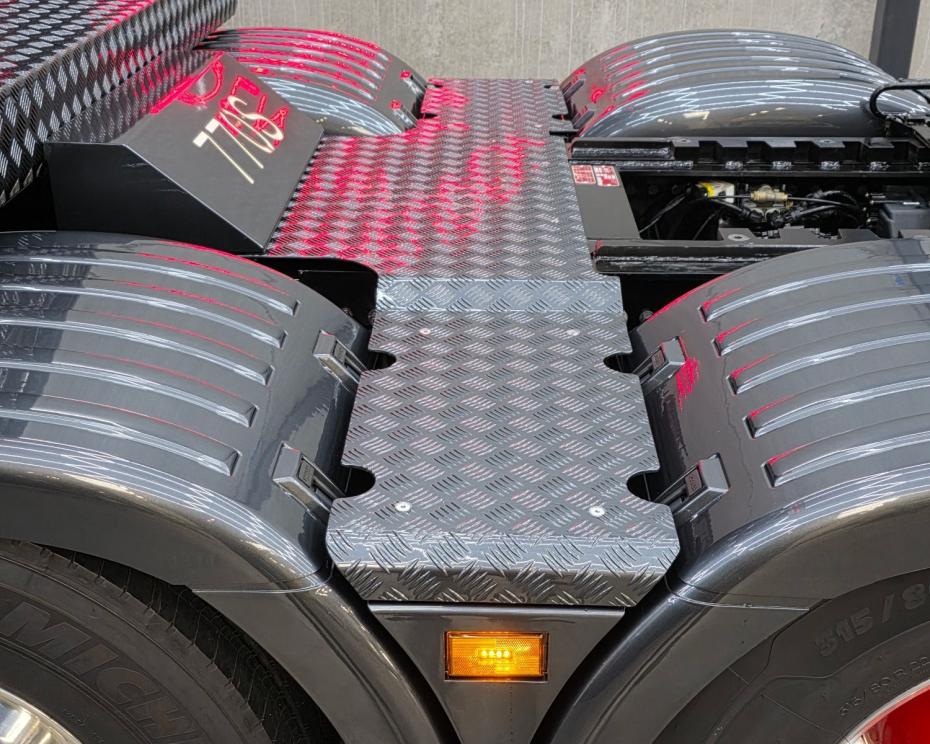 Scania 770S V8 : Il Mostro della Strada al Servizio di Boss Machinery