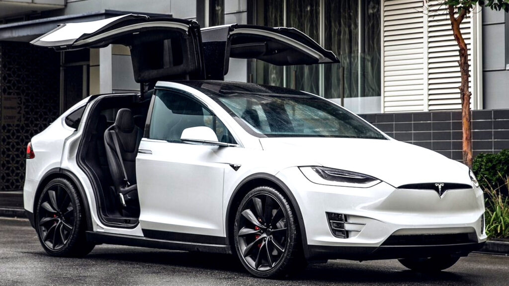 Tragedia sulla strada: Un dramma familiare e la responsabilità di Tesla