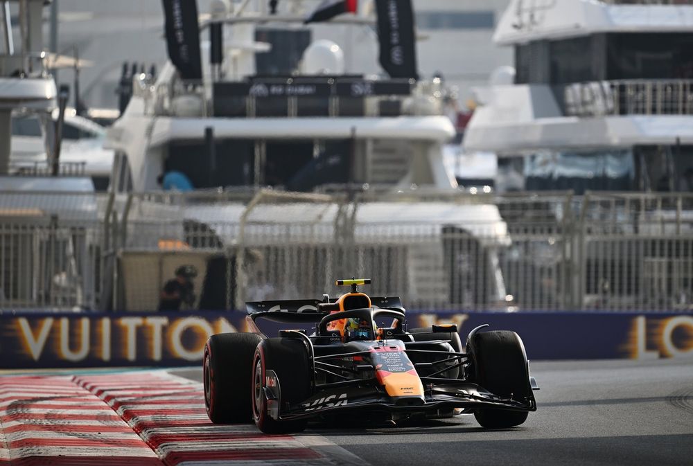 Arvid Lindblad nella Red Bull durante le EL1 del GP di Abu Dhabi 2025.