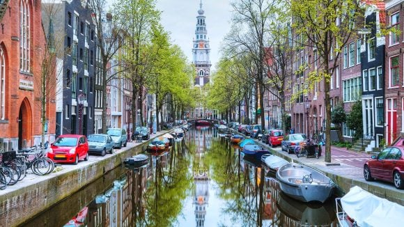 Amsterdam: Una città che combatte contro la pubblicità delle auto a benzina