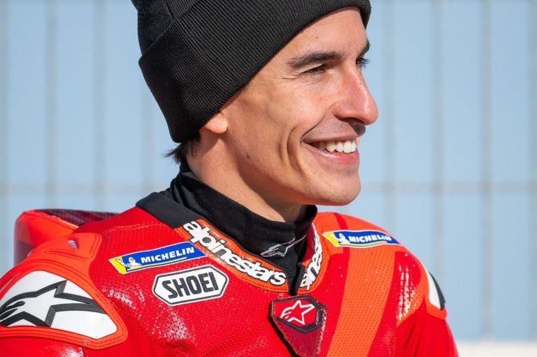 Marc Márquez rit di nuovo sulla sua Ducati dopo una lunga assenza.