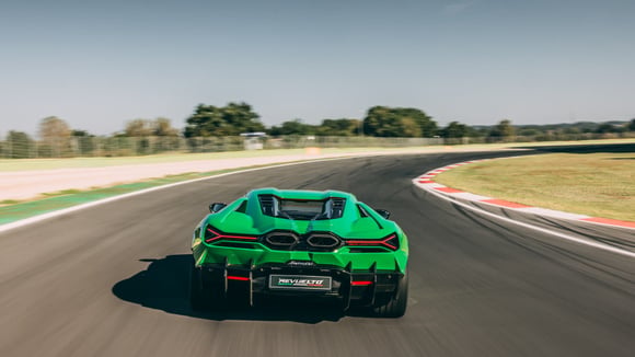 Lamborghini sceglie la prudenza di fronte all'elettrico: una scommessa rischiosa o una strategia saggia?