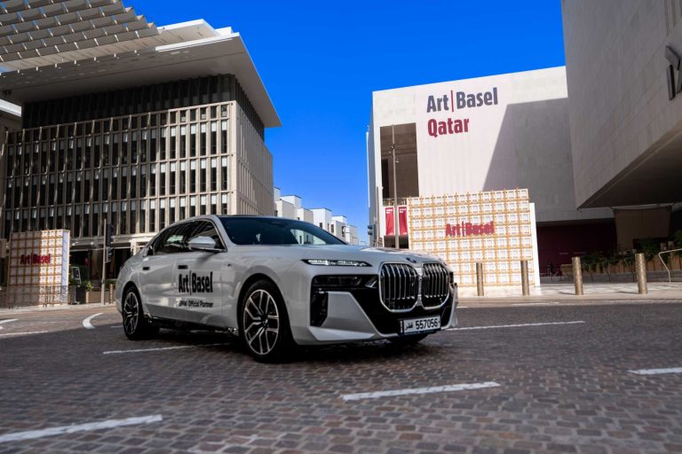 BMW Presenta l'Art Car di David Hockney ad Art Basel Qatar
