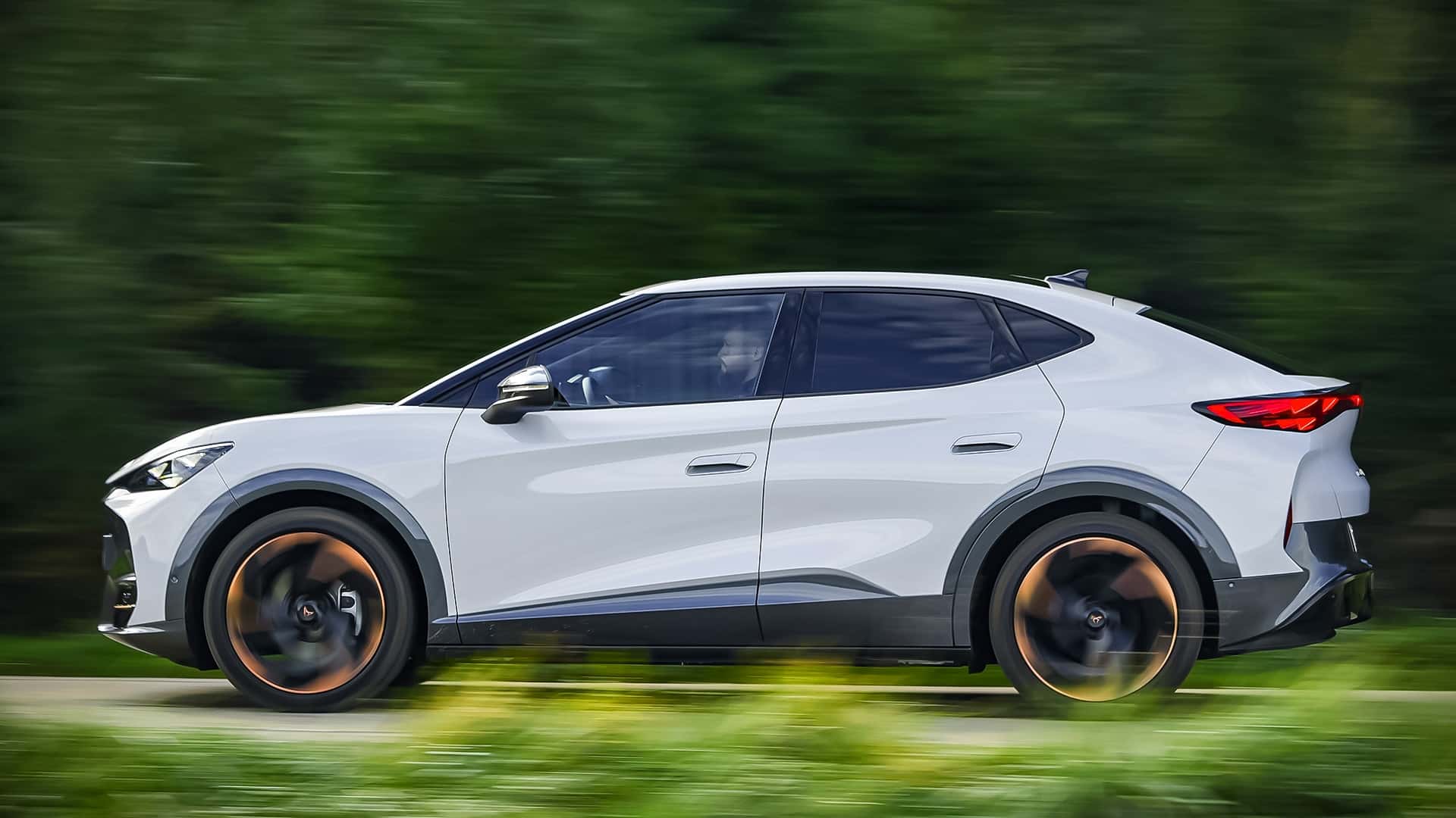 Cupra Tavascan: Bruxelles Solleva Barriere Doganali per un Futuro Elettrico