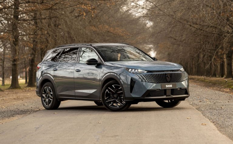Peugeot 5008: Un SUV Familiare con Opzioni di Motore Sorprendenti