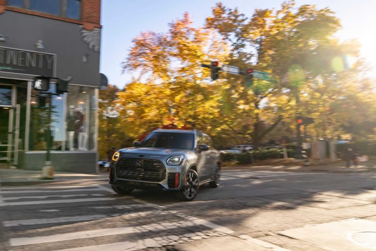 MINI JCW Countryman : Un Compagnon Capable pour les Routes Montagneuses d'…