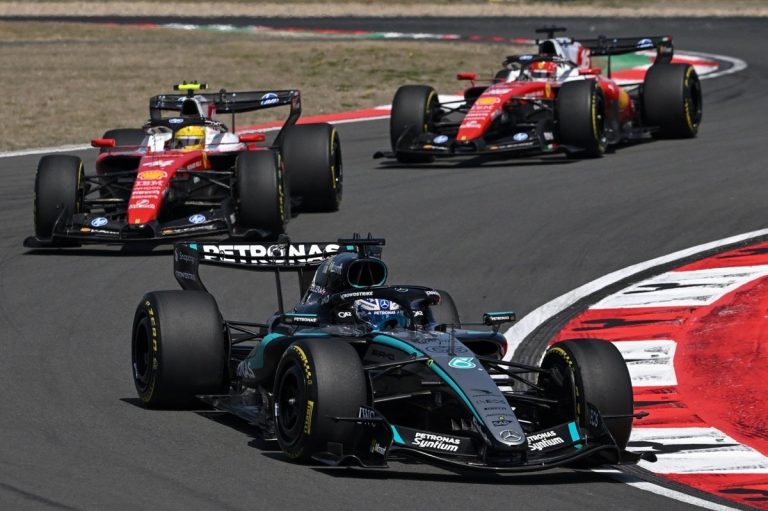 George Russell trionfa a Shanghai: Mercedes prende la testa su Ferrari