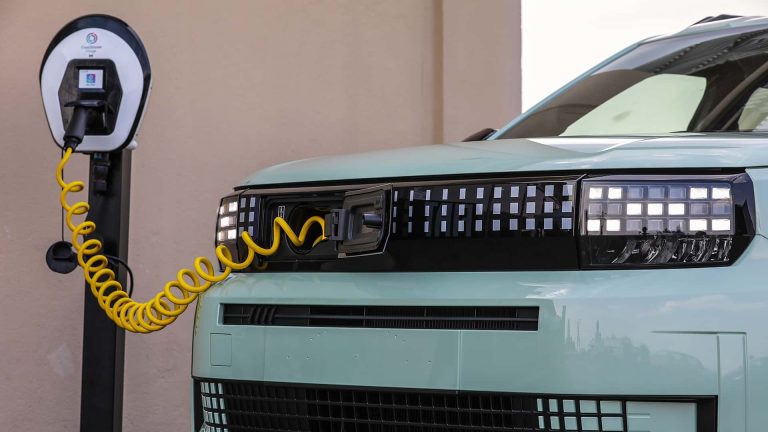 Design Automobilistico: Quando l'Estetica Nasconde Tecnologia