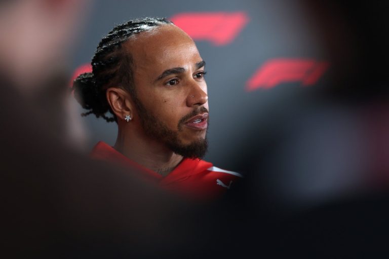 Hamilton difende la F1 2026 contro Verstappen
