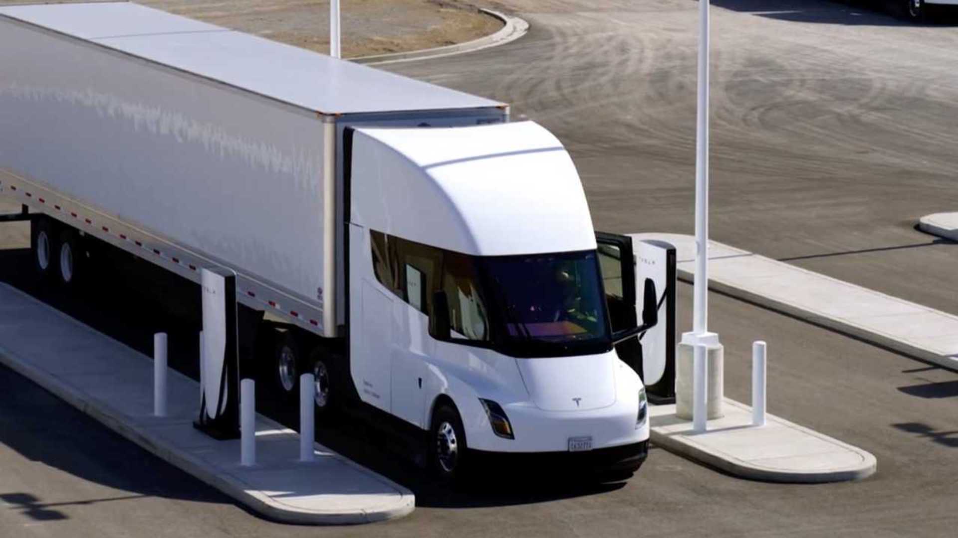 Il primo Megacharger pubblico di Tesla Semi delude le promesse di potenza