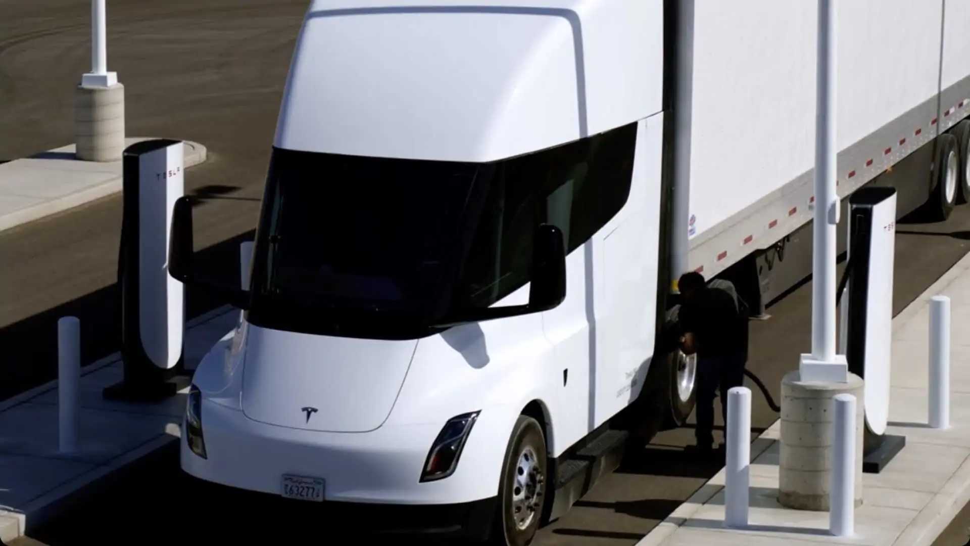 Il primo Megacharger pubblico di Tesla Semi delude le promesse di potenza