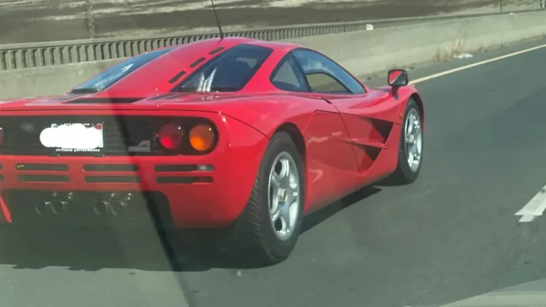 Una McLaren F1 in autostrada riporta il mito su strada