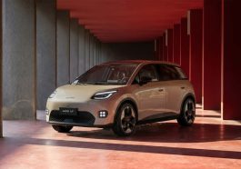 GAC AION UT, la citycar elettrica debutta a Milano con autonomia fino a 430 km