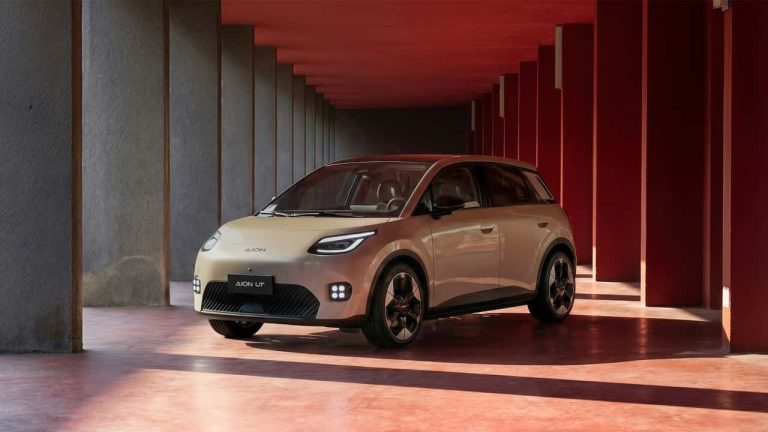 GAC AION UT, la citycar elettrica debutta a Milano con autonomia fino a…