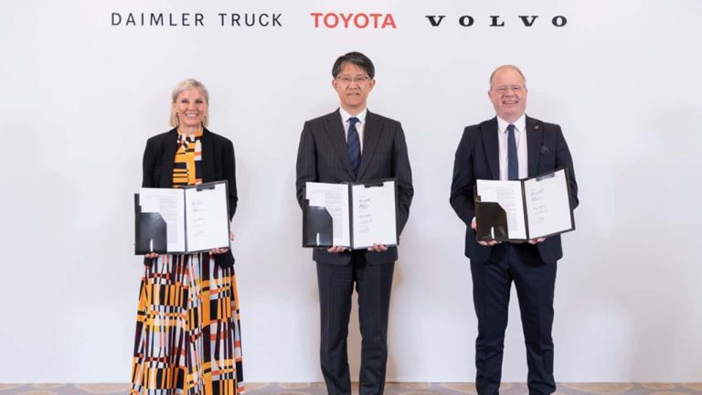 Toyota punta sull'idrogeno con Daimler e Volvo