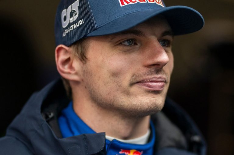 24 Ore del Nürburgring 2026: Max Verstappen fa impazzire i fan, sold-out…