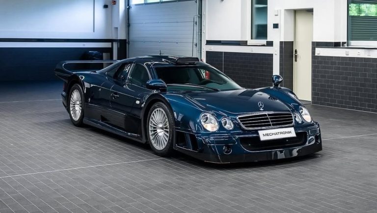 Mercedes CLK GTR: l'unica esemplare di serie in blu notte