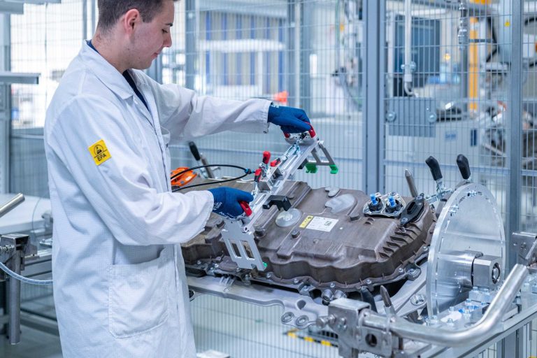 BMW, l'idrogeno prende forma in Baviera: parte la produzione del cuore…
