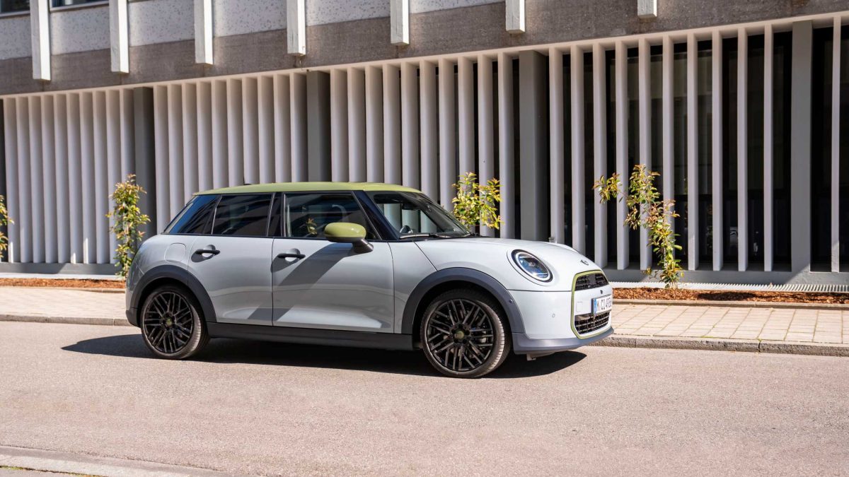 MINI Cooper, l'icona britannica si veste di stile con Paul Smith