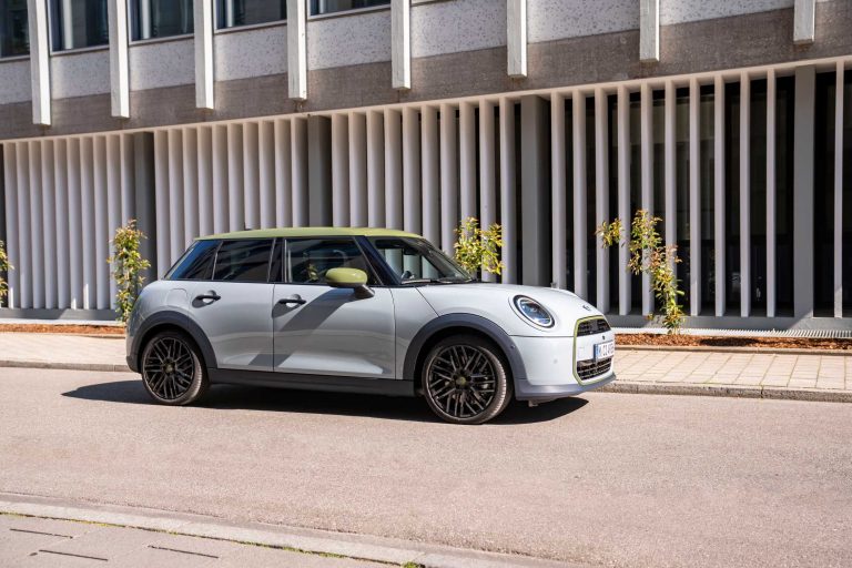 MINI Cooper, l'icona britannica si veste di stile con Paul Smith