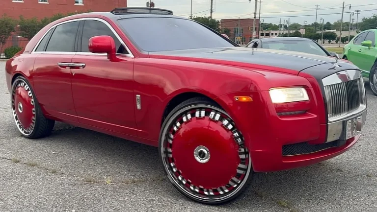 Rolls-Royce Ghost con ruote da 30 pollici: un restyling audace che divide