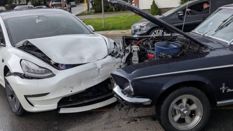 Tesla contro Mustang '68: un incidente distrugge un'icona americana