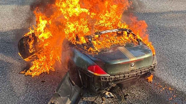 Singapore: BMW Serie 6 cabriolet in fiamme sull'autostrada, un ferito