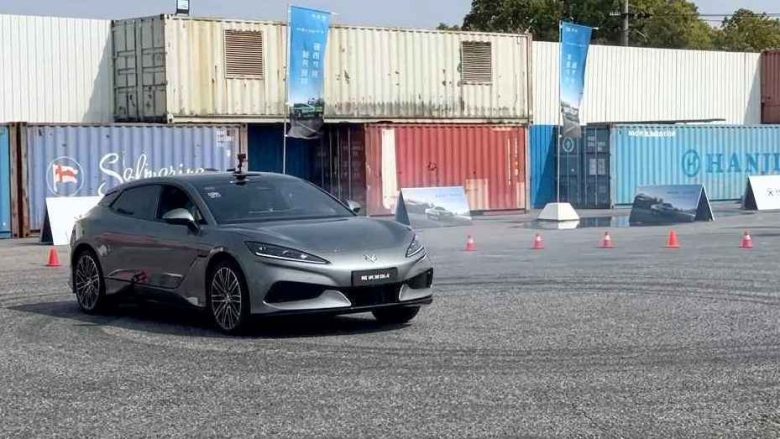 Denza Z9: la berlina elettrica cinese che fa drift da sola grazie al…