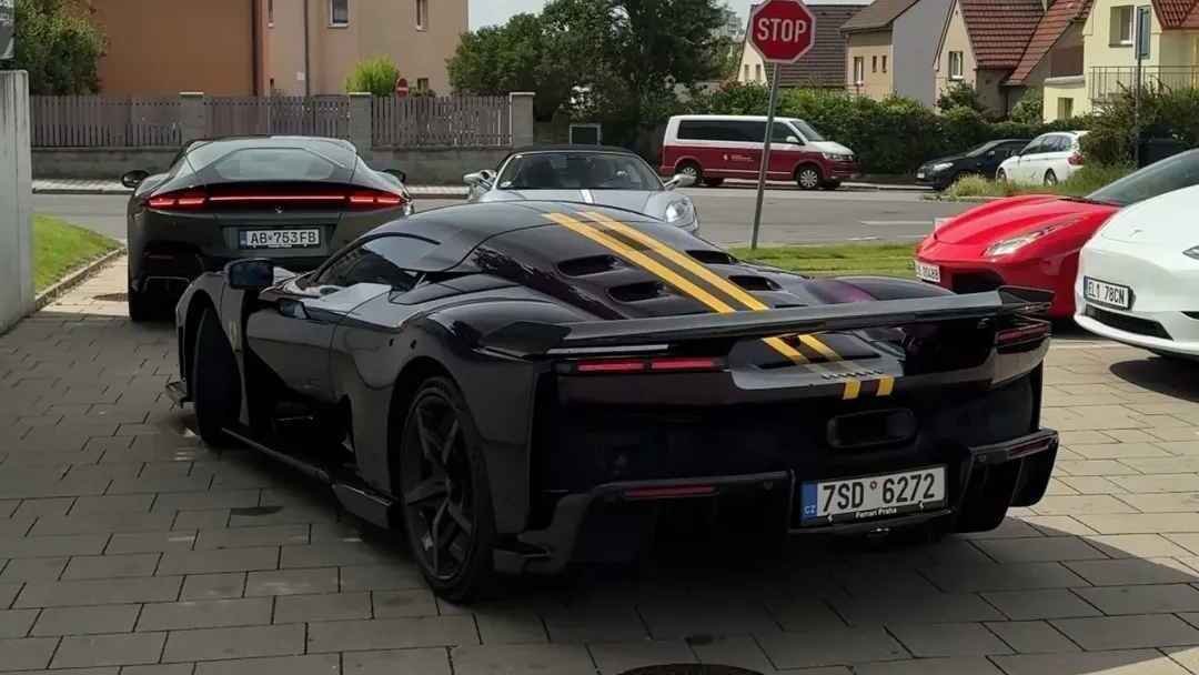 Ferrari F80, la prima in Repubblica Ceca sfoggia un viola audace e dettagli in carbonio