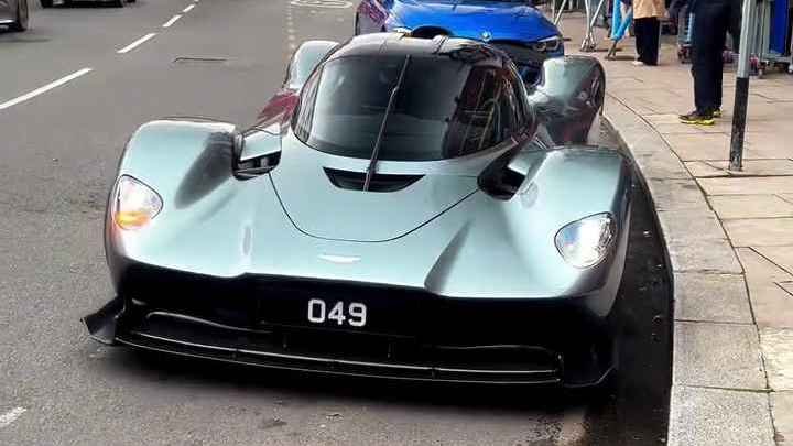 Aston Martin Valkyrie: l'hypercar da 3 milioni di euro fa la spesa