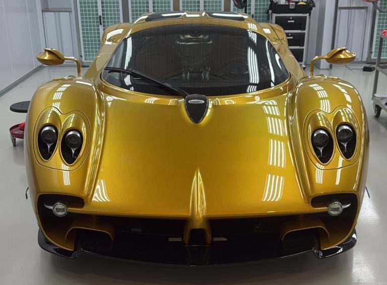 Pagani Utopia, la hypercar che si tinge d'oro e polvere lunare