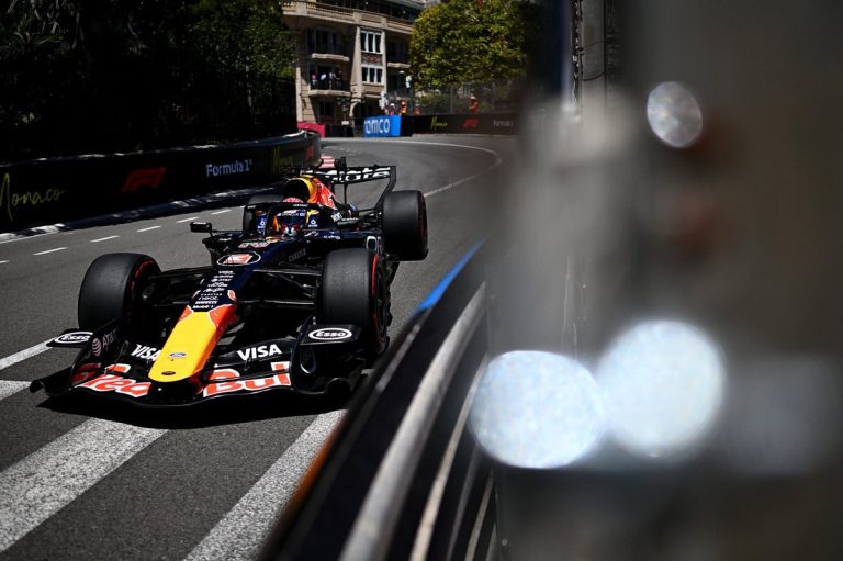 Monaco, Verstappen rit (presque) : la pole sfuma, ma la Red Bull c'è. E…