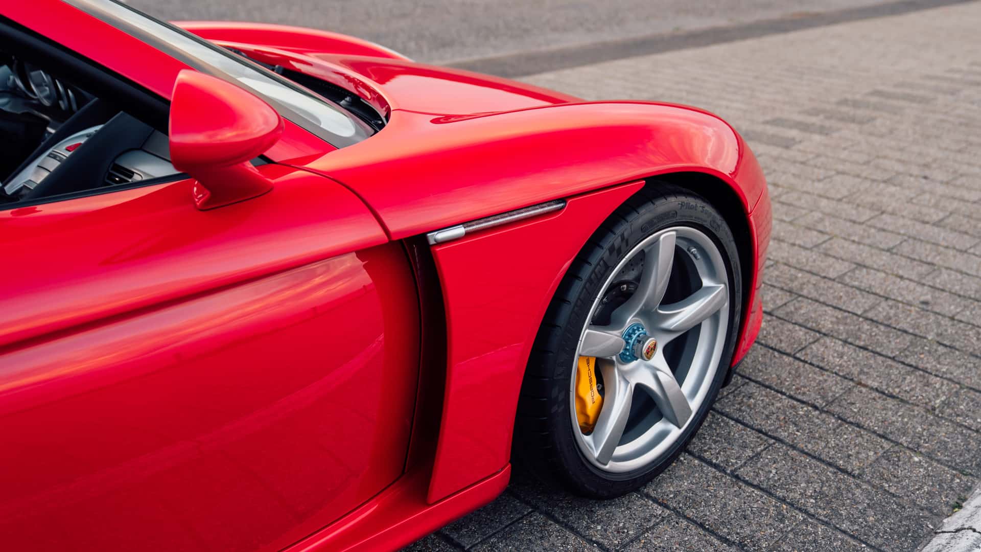 Porsche Carrera Gt In Rosso Guards