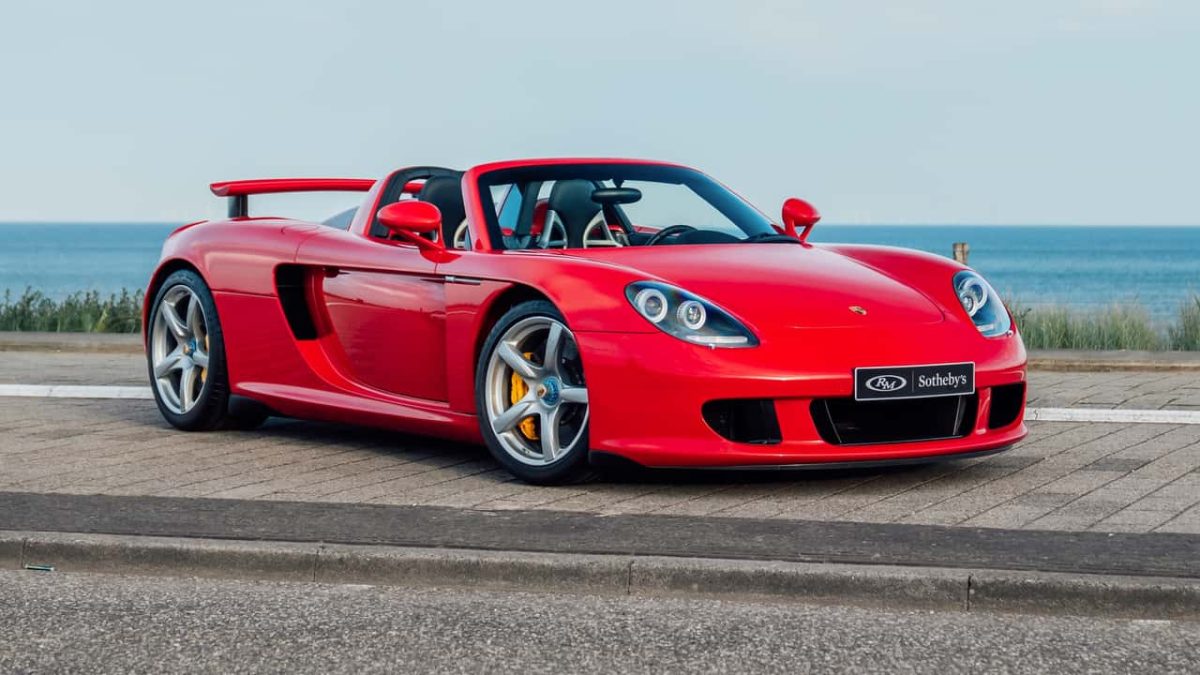 Porsche Carrera GT: in vendita un raro esemplare “Rosso Guards” con soli 20.000 km