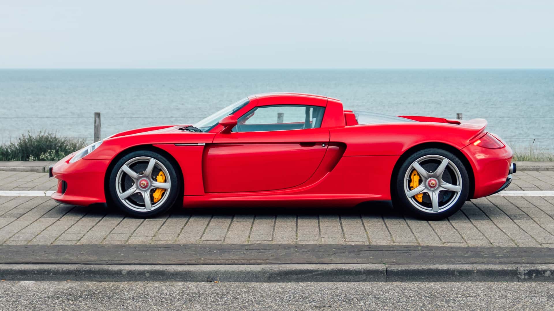Porsche Carrera Gt In Rosso Guards