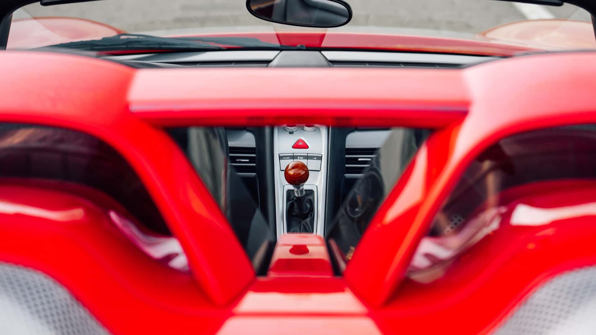 Porsche Carrera Gt In Rosso Guards