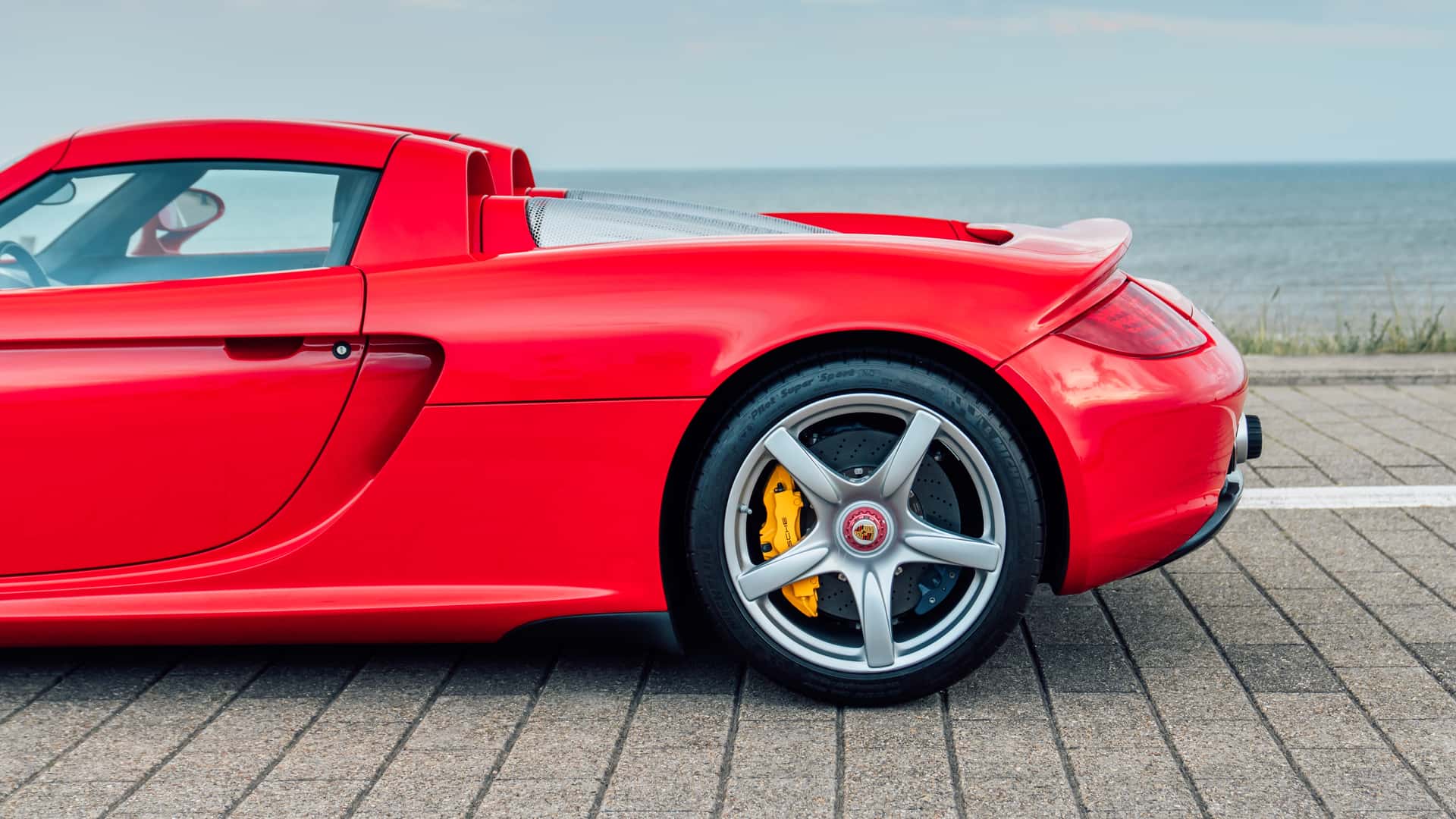 Porsche Carrera Gt In Rosso Guards