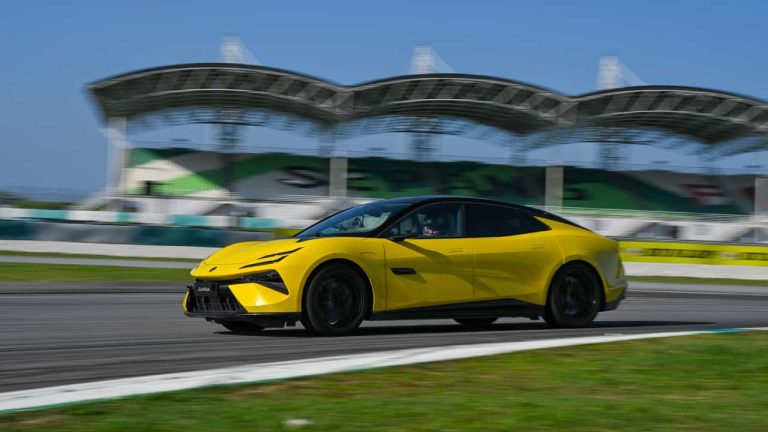 Lotus Emeya 900, una berlina elettrica da record a Sepang: ma cosa significa davvero?