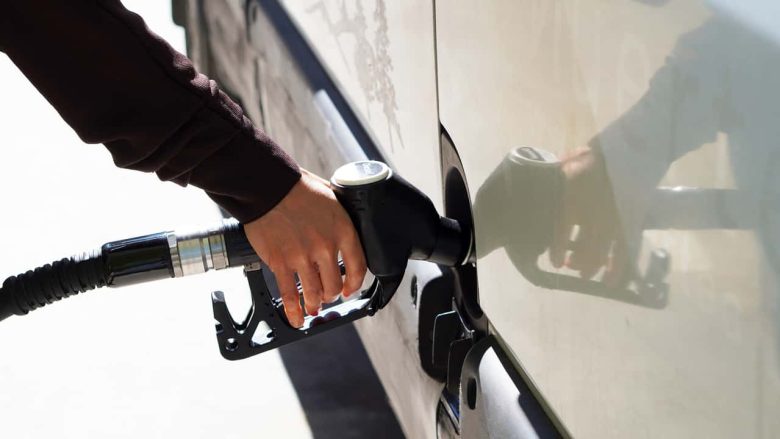 Diesel oltre 2€/l, benzina sotto i 1,94€: quanto costa un pieno
